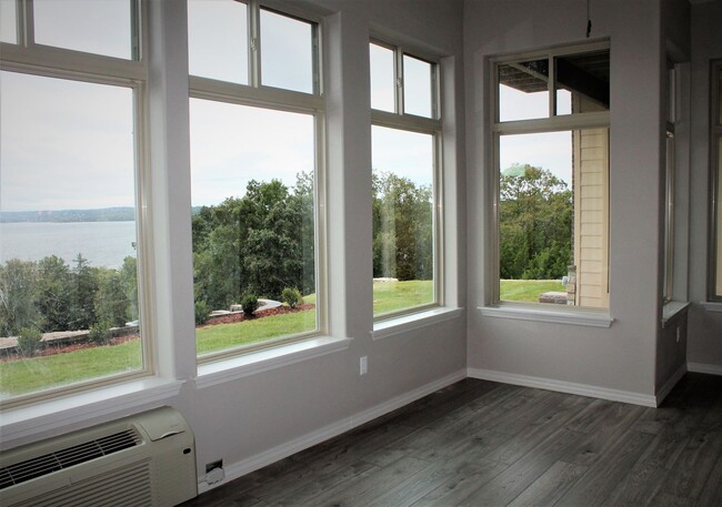 Foto del edificio - Luxury Lakeview 2 bedroom 2 bath Apartment...