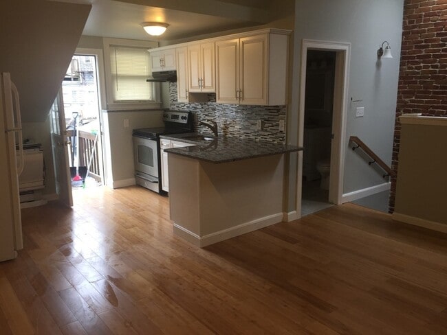 Building Photo - 315 Meridian St