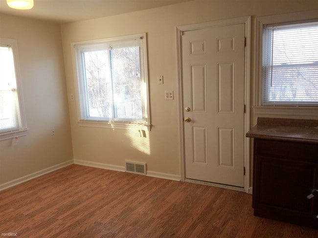 Building Photo - 2 br, 1 bath Duplex - 21811 Coolidge Hwy C...