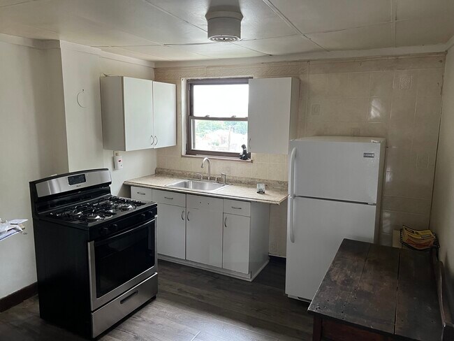 Kitchen - 1126 Brownsville Rd