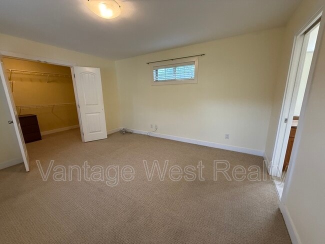 Building Photo - 372-372 Hartman Rd