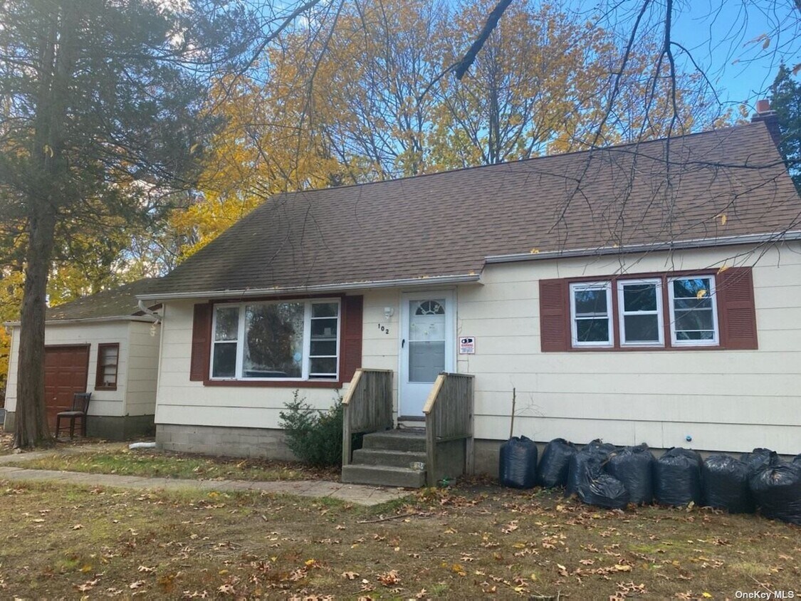 102 Parkwood Dr, Shirley, NY 11967 House Rental in Shirley, NY