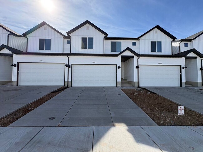 Foto del edificio - FOUR BED HOME AVAILABLE NOW