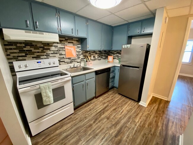 Building Photo - Luxury, Location, and Convenience here at ...