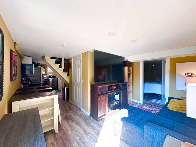 Foto del edificio - Modern Comfort Meets Convenience – Fully Furnished 2-Bedroom ADU in Milwaukie!