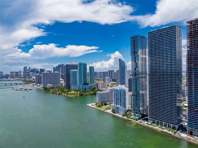 Foto del edificio - 700 NE 24th St