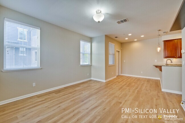 Building Photo - Beautiful Condo Centrally Located