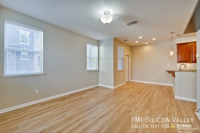 Foto del edificio - Beautiful Condo Centrally Located