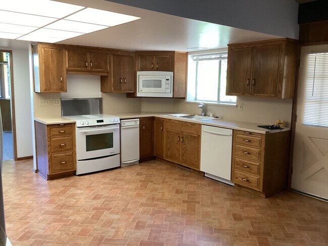Building Photo - 271 Bowen Ave