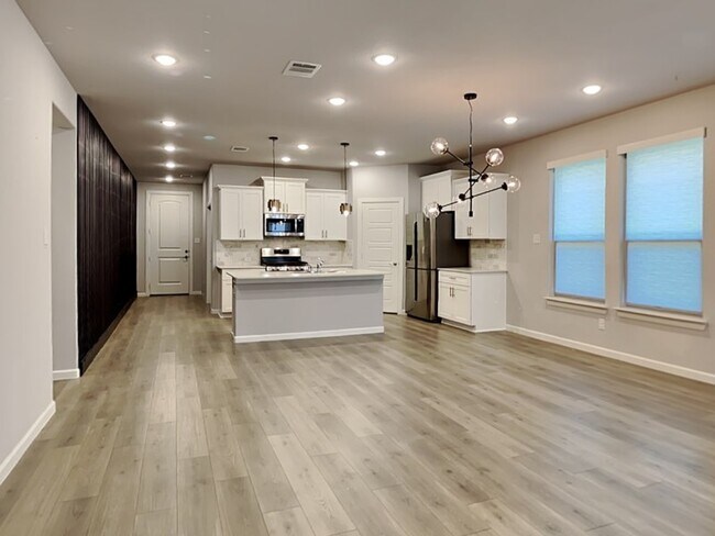 Foto del edificio - 545 Hazeltine Rd