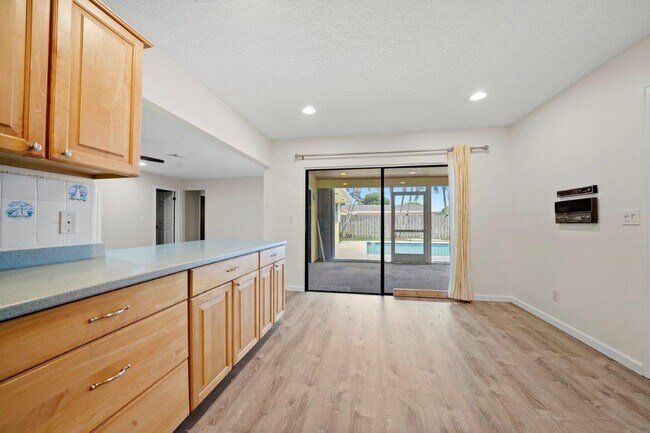 Building Photo - 11894 Butternut St