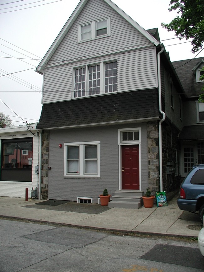 Building Photo - 1348 Ashbourne Rd