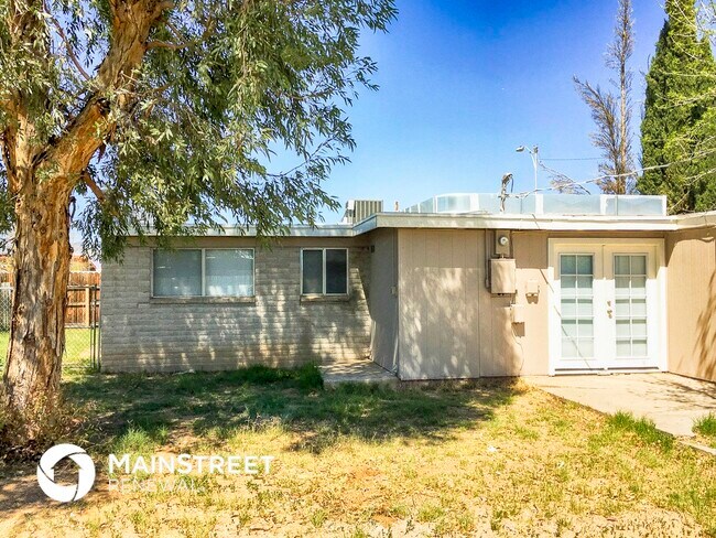 Building Photo - 7956 E Victoria Dr