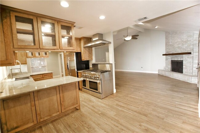 Building Photo - 4307 Balcones Woods Dr