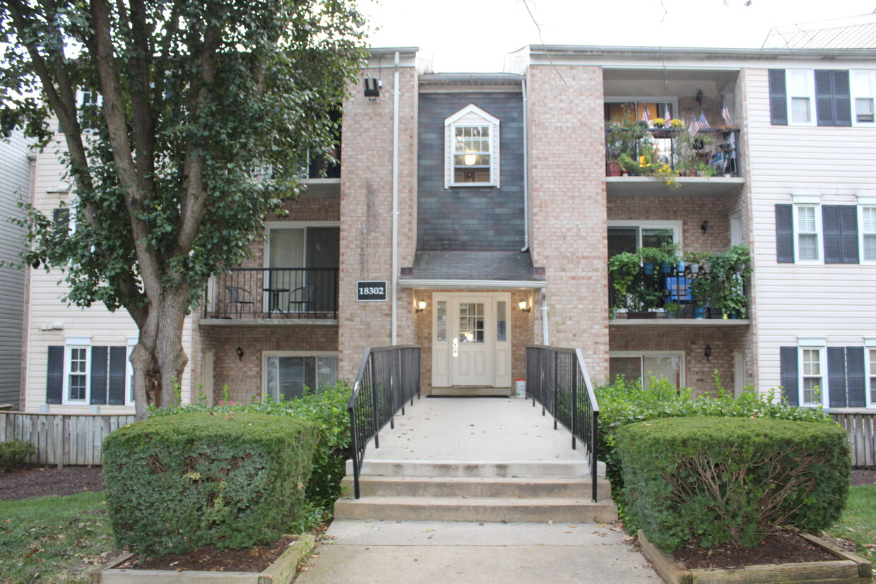 Building entrance - 18302 Streamside Dr