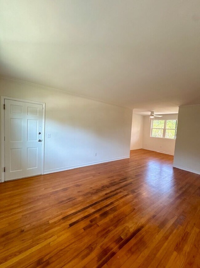 Foto del edificio - Renovated Three Bedrooms Condo in South Windermere- 6 mins from MUSC!