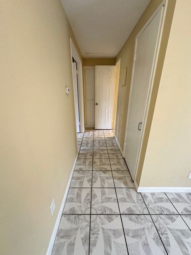 Building Photo - UPSTAIRS 1 BEDROOM CONDO FOR LEASE- GATED ...