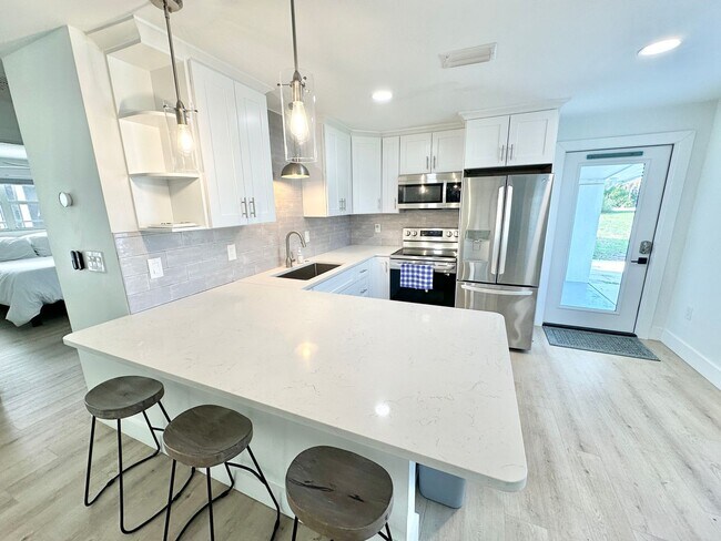 Foto del edificio - ** BONITA SPRINGS ** 3 BED / 1 BATH - SINGLE FAMILY HOME - NO HOA! - WATERFRONT LOT - ANNUAL RENTAL