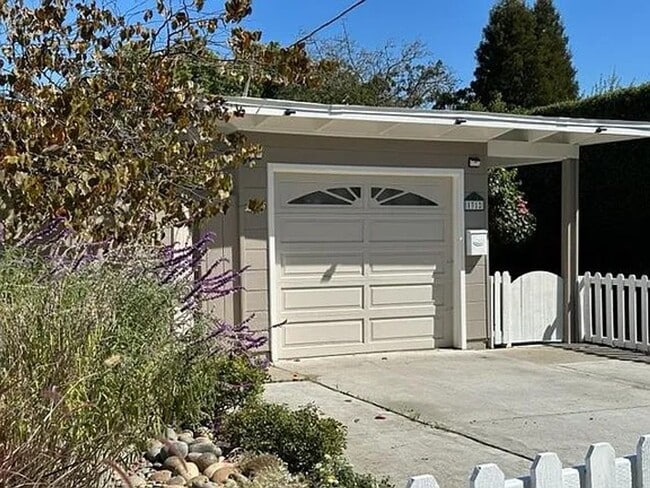 Foto del edificio - Cute Cottage in Belle Haven, Updated Interior, Remodeled Kitchen, Private Backyard!