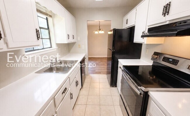 Foto del edificio - 3 Bed, 2 Bath Home with Deck and Off-Street Parking / Pet-friendly / Available Now!