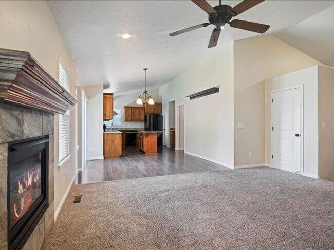 Building Photo - West Jordan 3 bed 2 bath Family home