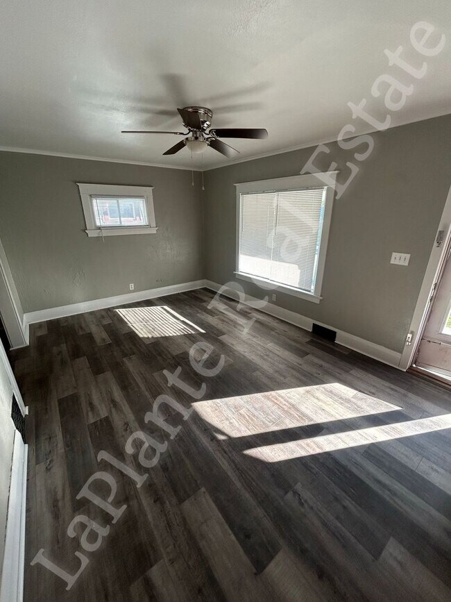 Foto del edificio - Charming 3-Bed Home with Porch & Parking –...