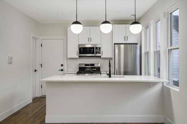 Foto del edificio - 2137 N Maplewood Ave