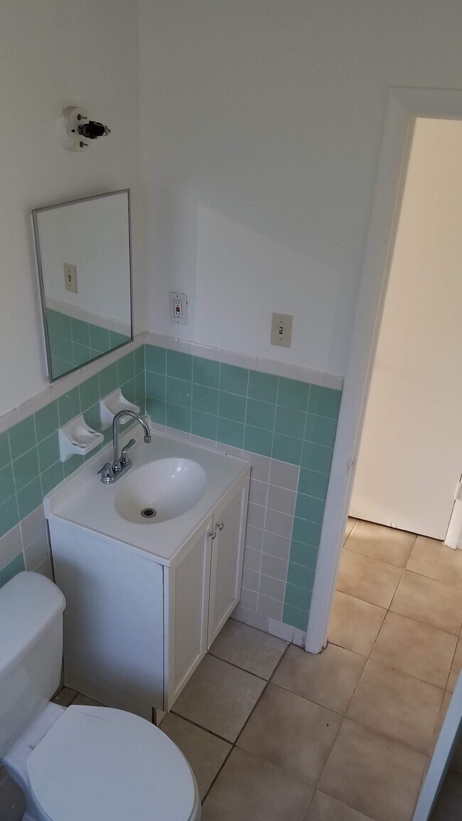 Foto del edificio - 443 Granada Blvd