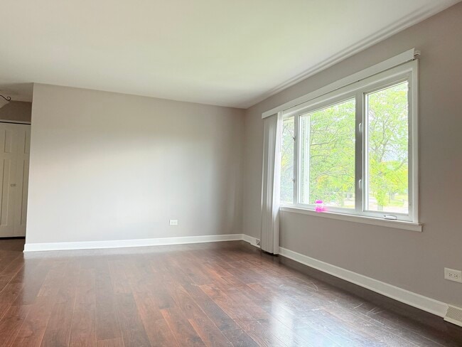 Building Photo - 8925 Golfview Dr