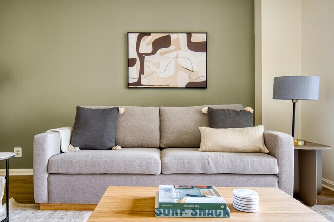 Foto del edificio - 4650 Washington Blvd