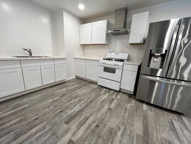 Building Photo - 489 Laurel Ave