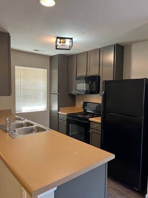 Kitchen - 807 Woodside Creek Dr