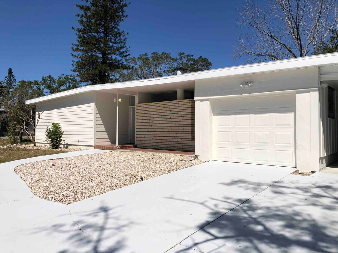 Primary Photo - Retro 2-bed/2-bath Sarasota Home For Rent