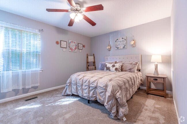 2BR,1.5BA -1,075SF - Bedroom - Colonial Townhouses- Students save up to 10%!
