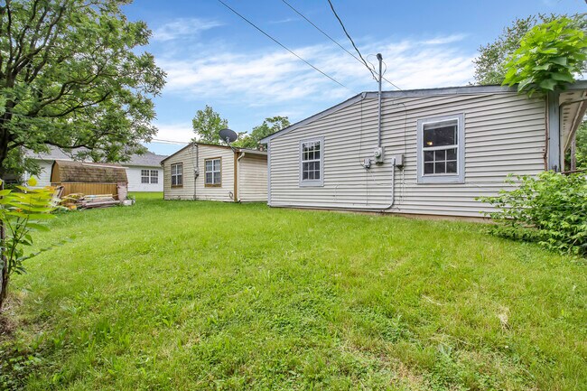 Building Photo - 565 N Traub Ave