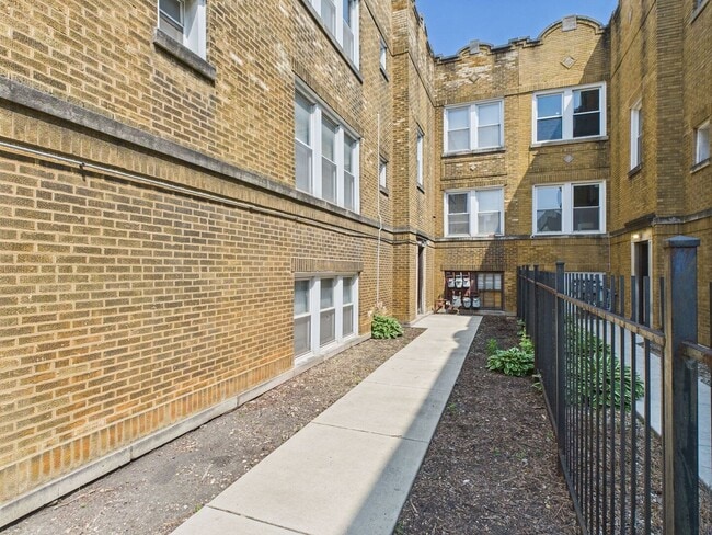 Building Photo - 4338 W Kamerling Ave