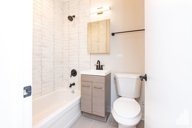 Building Photo - 656 W Wrightwood Ave