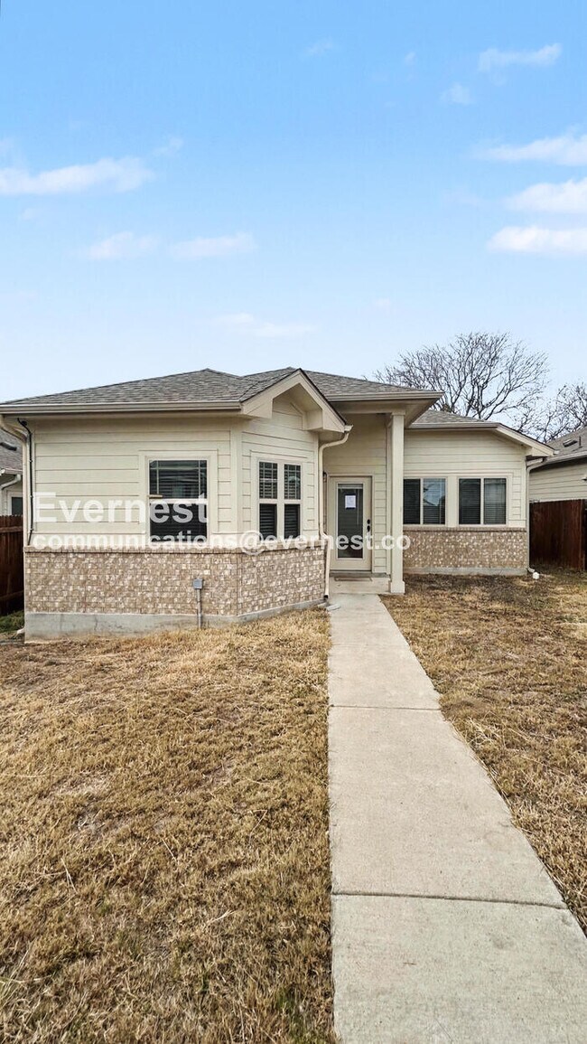 Foto del edificio - 3 Bed, 2 Bath Home with Fenced Yard & Garage / Pet-Friendly / Available Now!