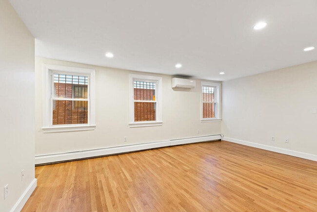 Foto del edificio - 447 E 7th St