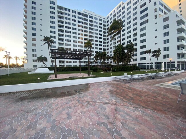 piscina de construcción - 5005 Collins Ave