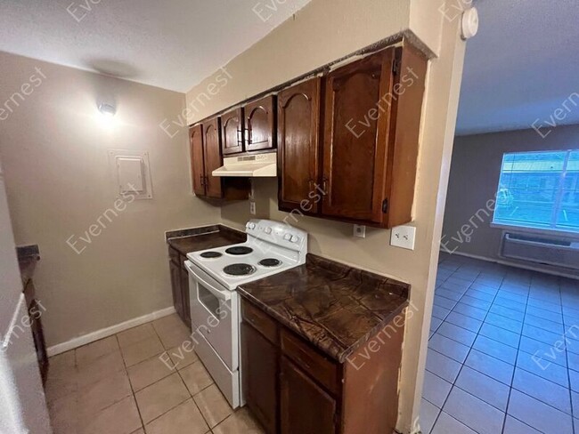 Building Photo - 925 Shallowford Rd