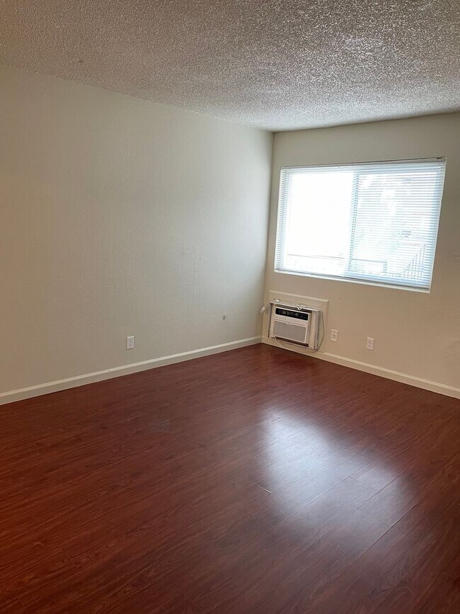 Foto del edificio - LOWER LEVEL 2 BED 1 BATH WITH FRESH PAINT AND NEW CARPET