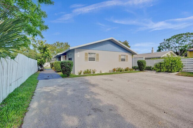 Building Photo - 343 SE 4th Ave