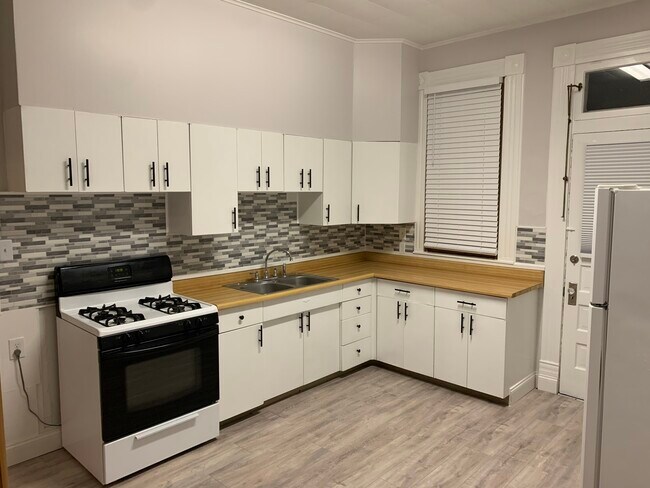 Kitchen - 944 Pine Ave