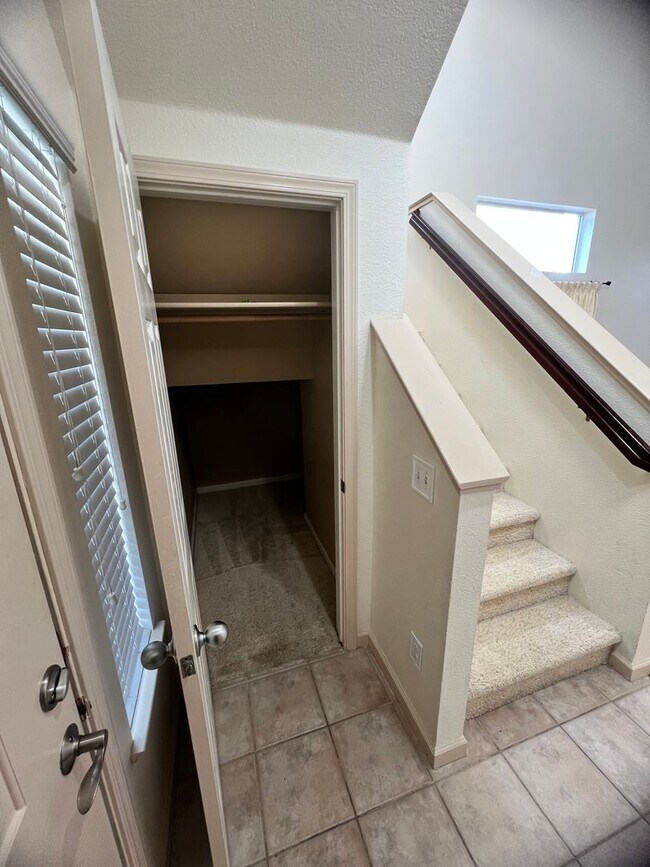 Building Photo - Beautiful  Green Valley Home - Move-in Spe...