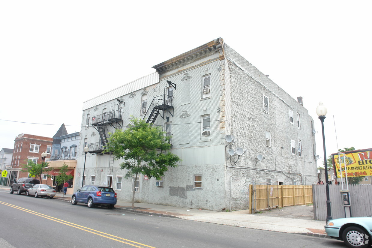 Building Photo - 448-450 State St