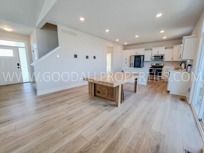 Building Photo - Cul-de-Sac Comfort & Contemporary Style in...