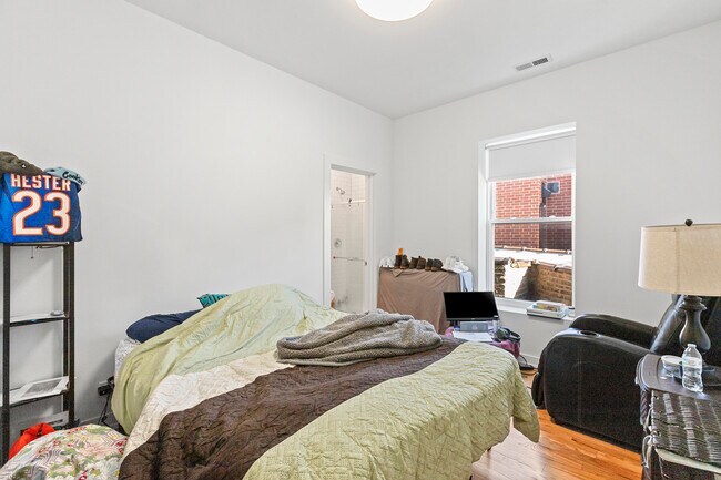 Foto del edificio - 1636 N Western Ave