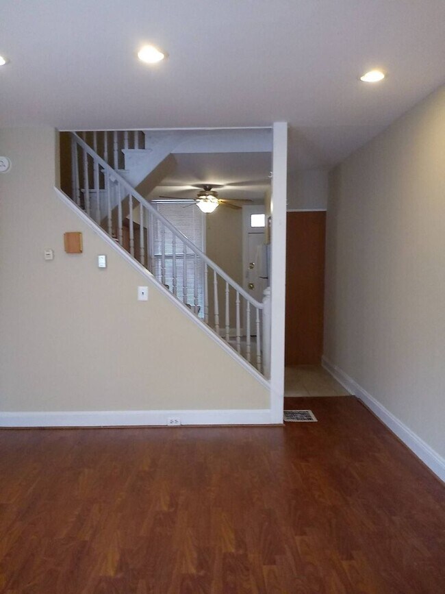 Foto del edificio - 20 Parkin St - Huge 3BR/1BA Townhouse near...