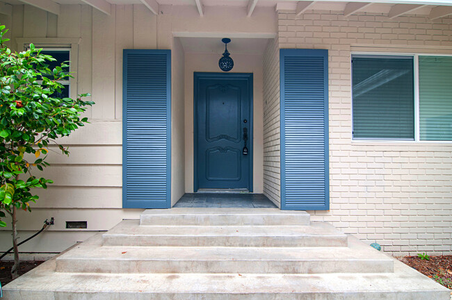 Building Photo - LIVE IN LA JOLLA!  LOVELY LA JOLLA HOME WI...